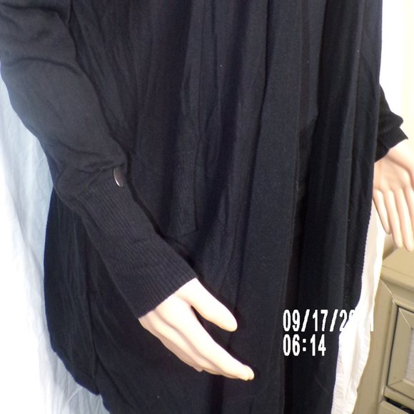 Open Black Sweater (L) - Picture 5 of 7